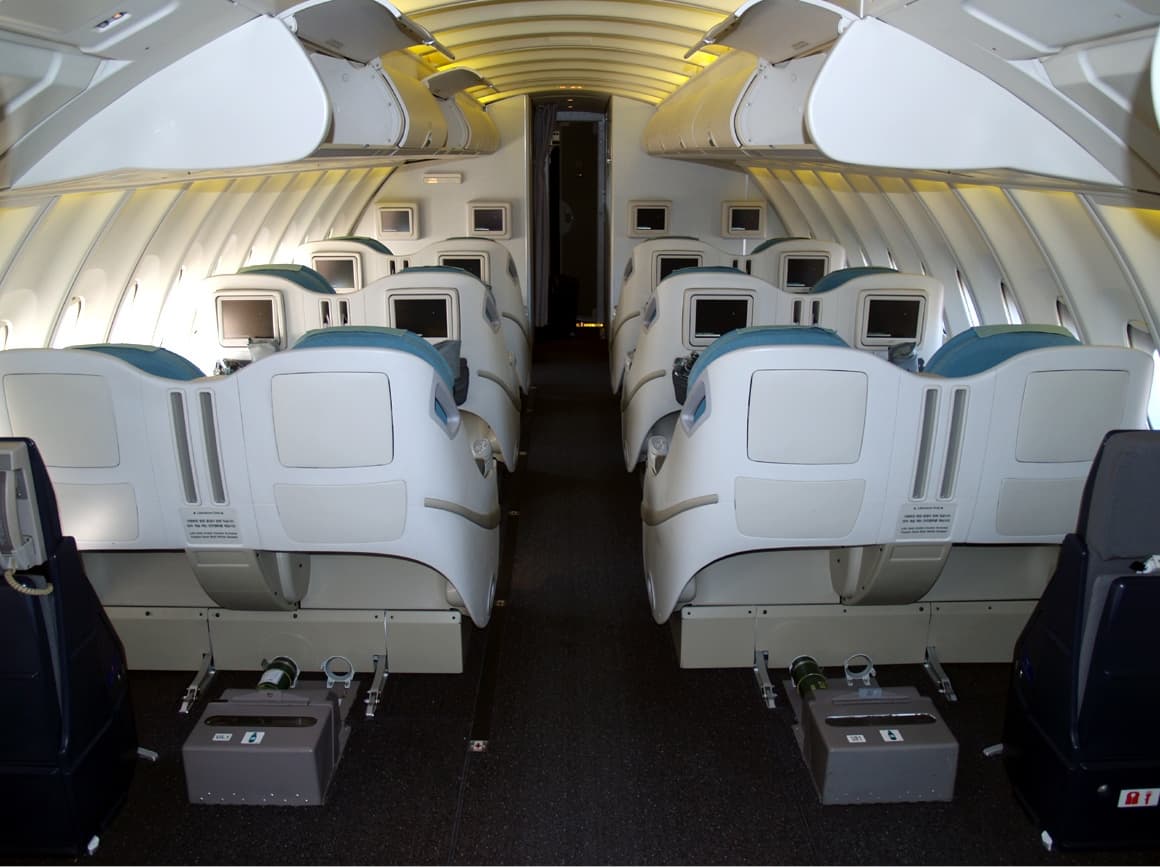 Khoang ghế thương gia Korean Air có nhân viên phục vụ